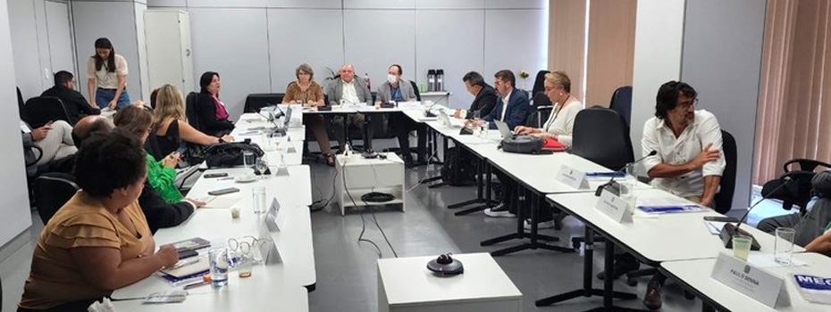 Piso salarial do magistrio  tema de debate no MEC