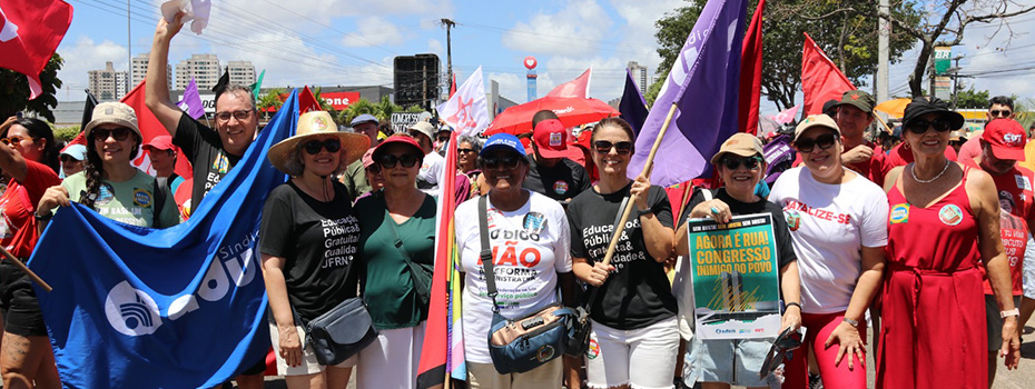 Docentes da UFRN v�o �s ruas contra ataques � democracia no Congresso Nacional